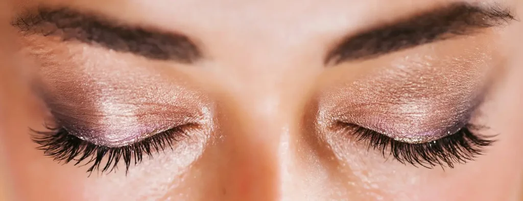 Лек грим с акцент върху блясък и цвят