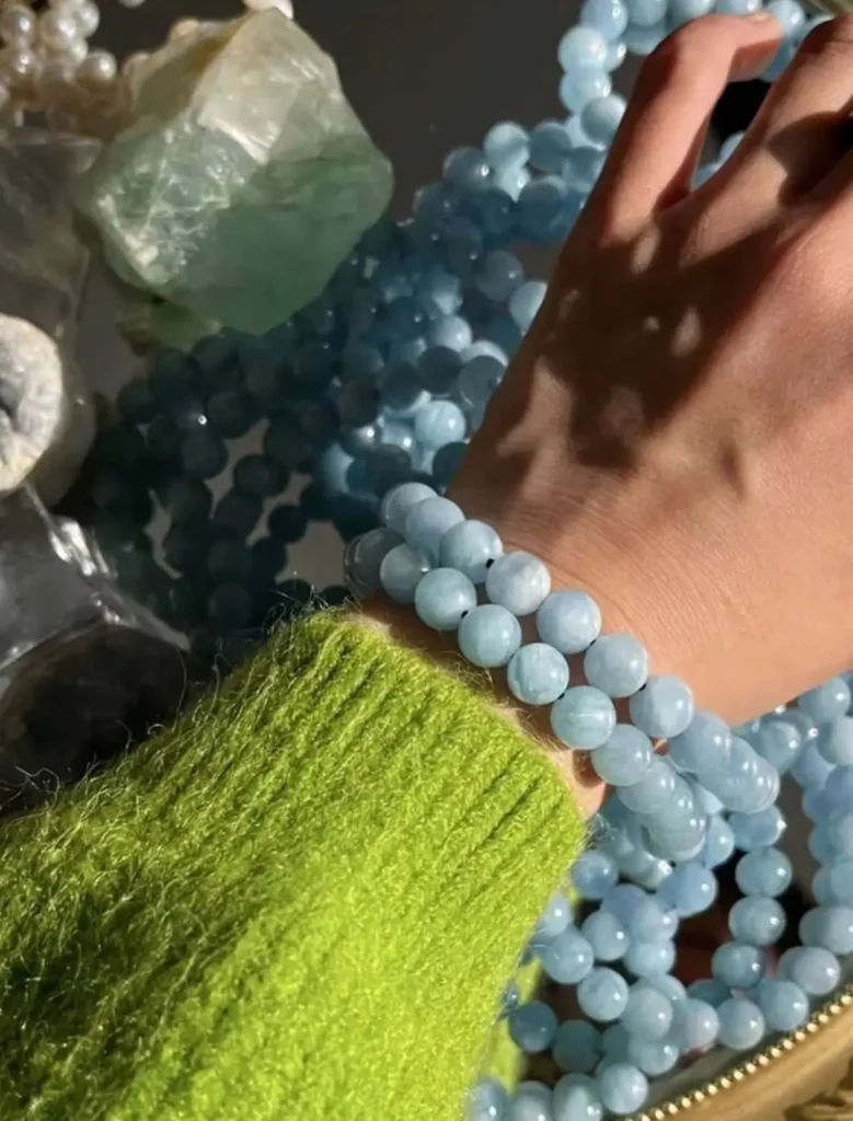 Естествени камъни в бижутата – сила, символика и стил на китката